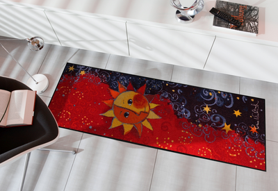 Rosina Wachtmeister Motiv Sonne Sole remake Läufer rot vor Sideboard