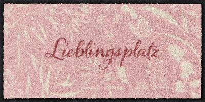 Salonloewe Fußmatte mit Lieblingsplatz-Schriftzug und cremefarbenen Gräsern auf Rosa